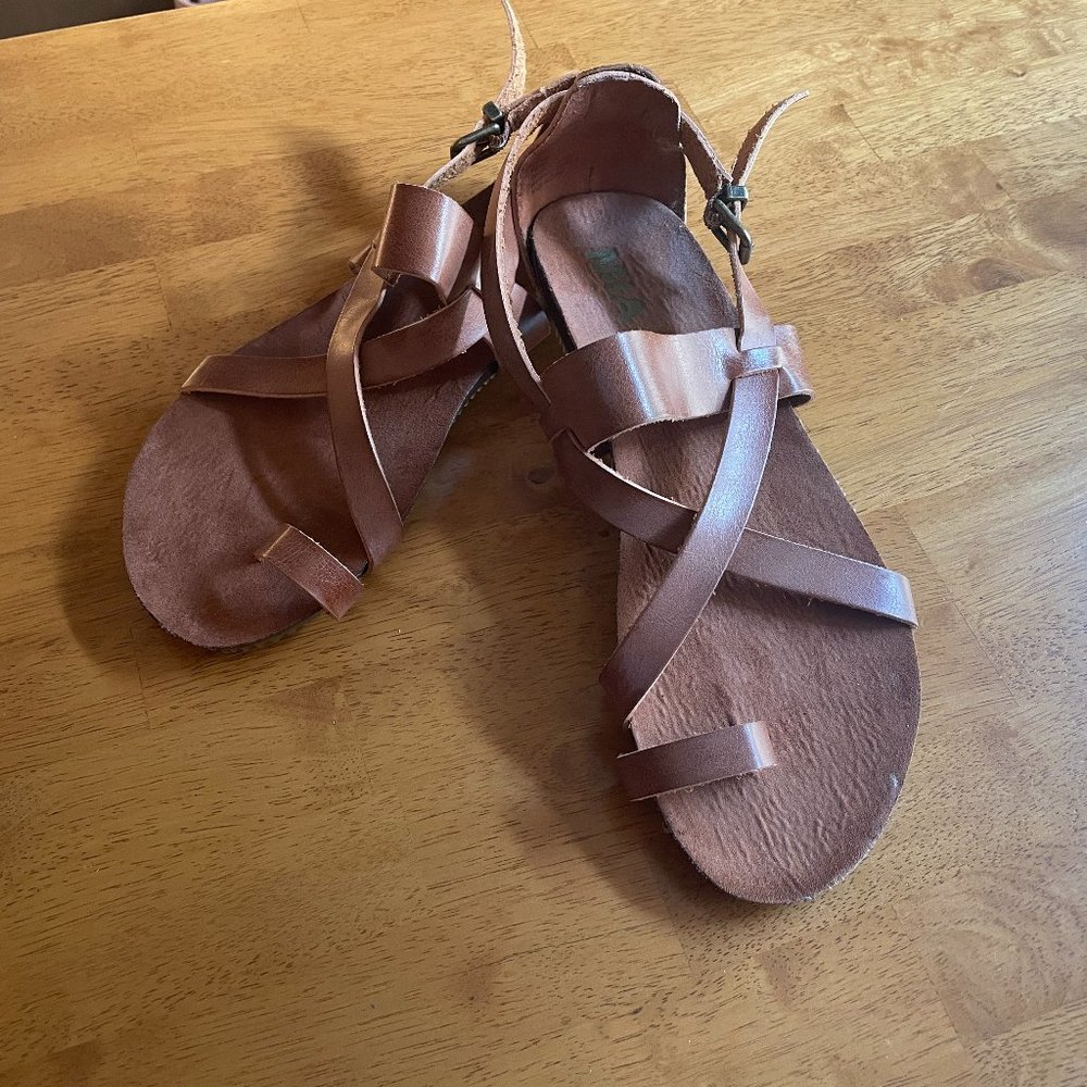 NWOT Size 7 Mia brown gladiator sandals